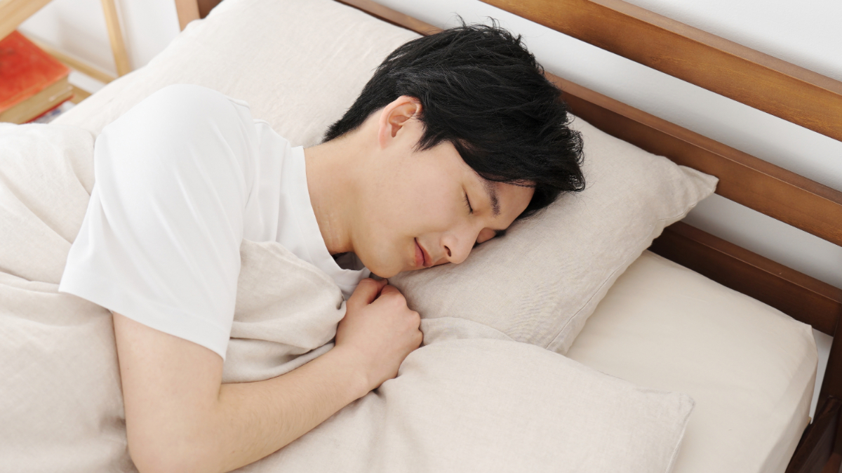 寝ている男性
