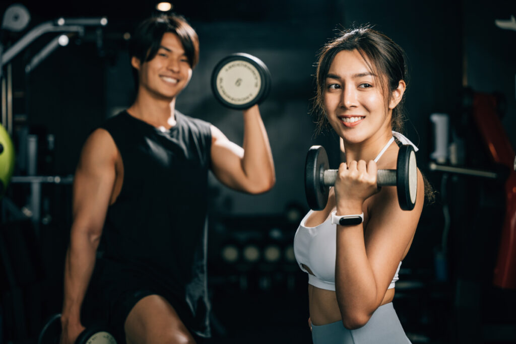 筋トレを行う男女