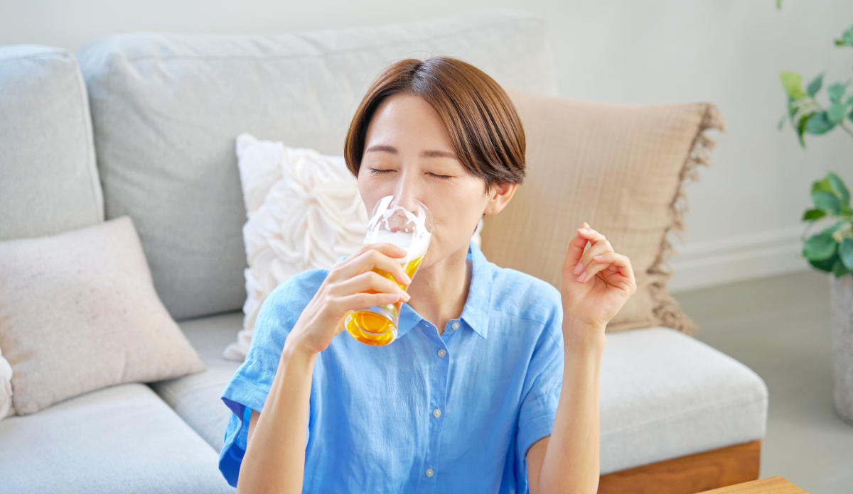 お酒を飲む女性