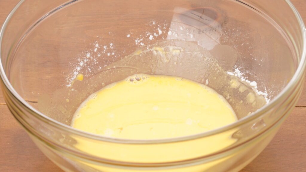 混ぜた卵黄、牛乳、米粉、ベーキングパウダー、バニラエッセンス