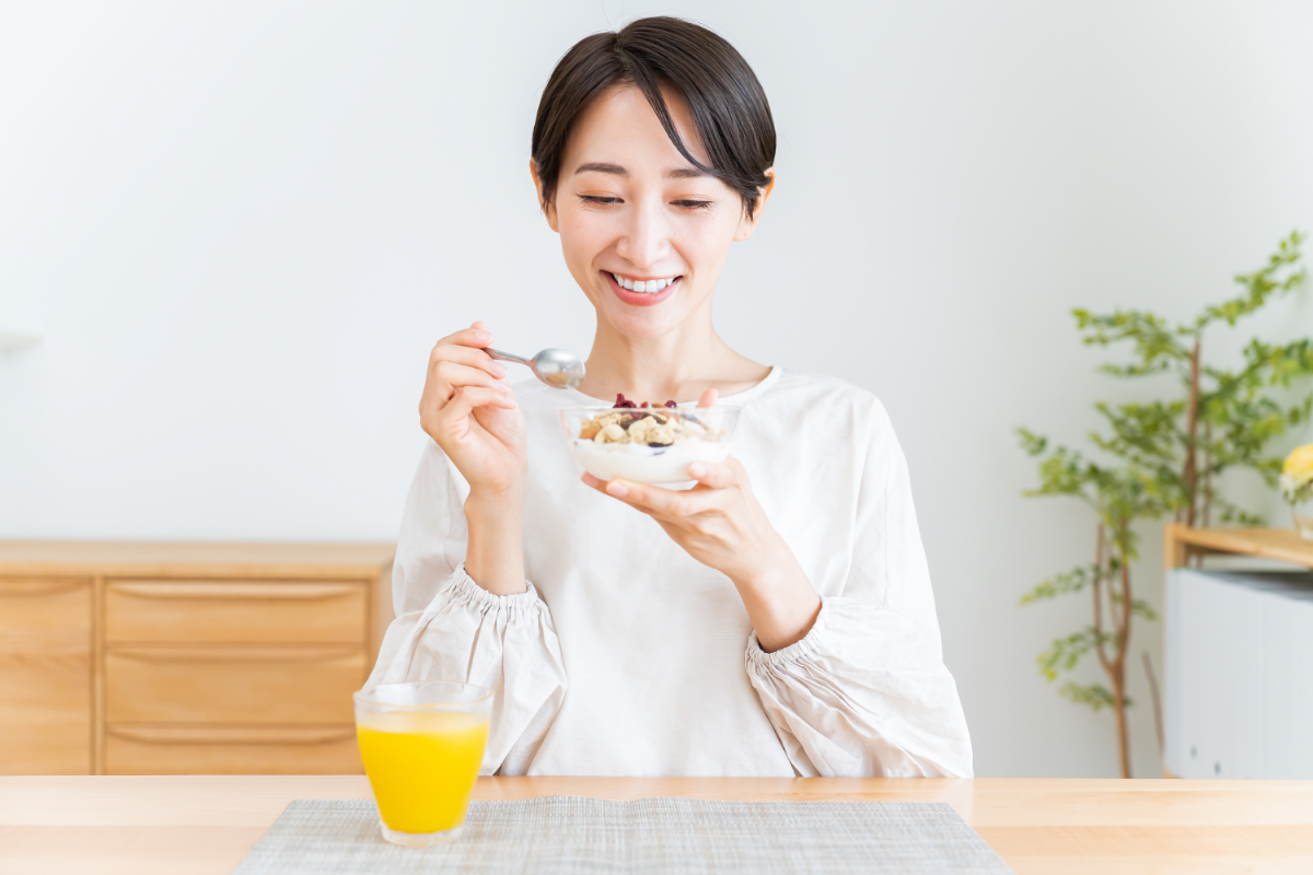 オートミールを食べる女性