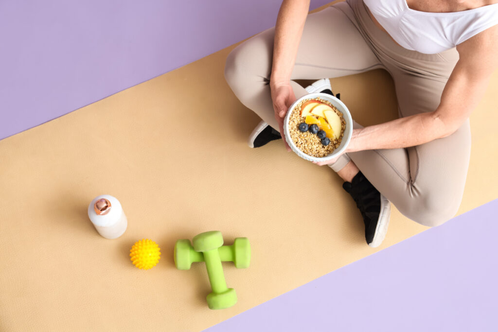 オートミールを食べる女性