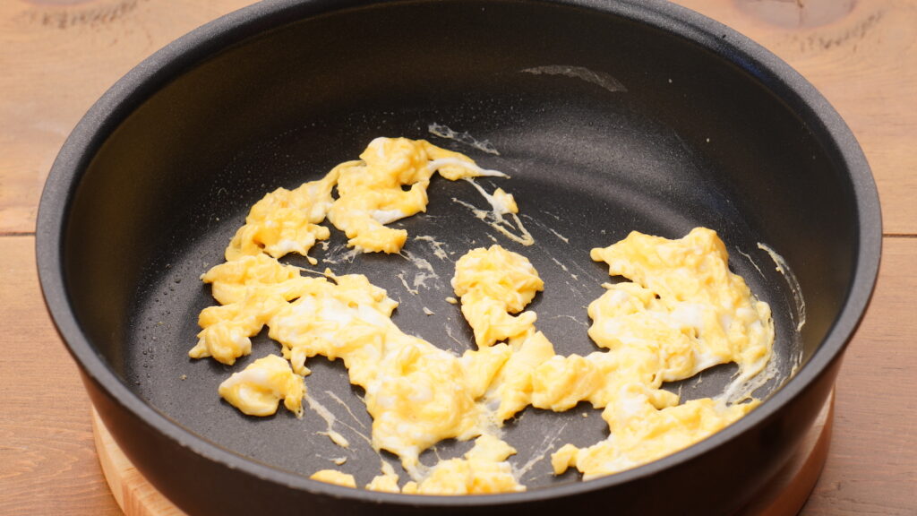 フライパンで卵を炒めた写真