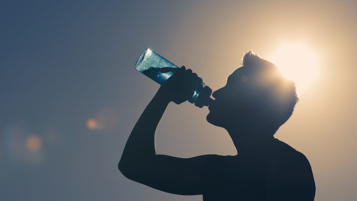 運動後に飲み物を飲む男性