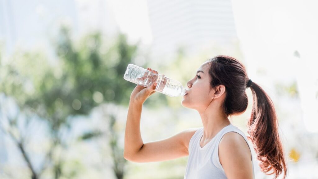 運動中に飲み物を飲む女性