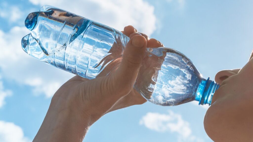 水を飲む人