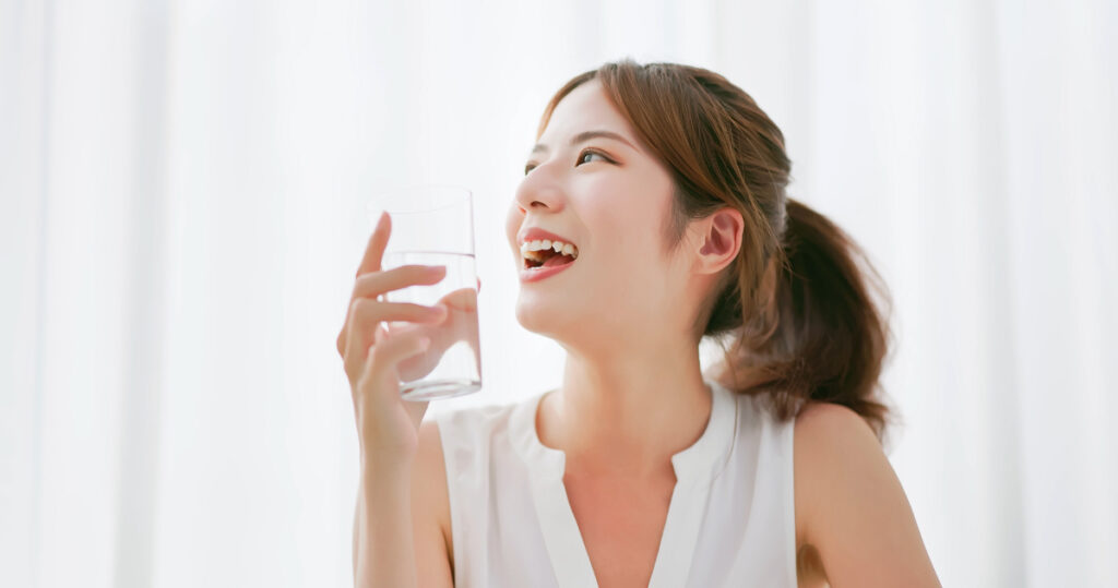 水を飲む女性