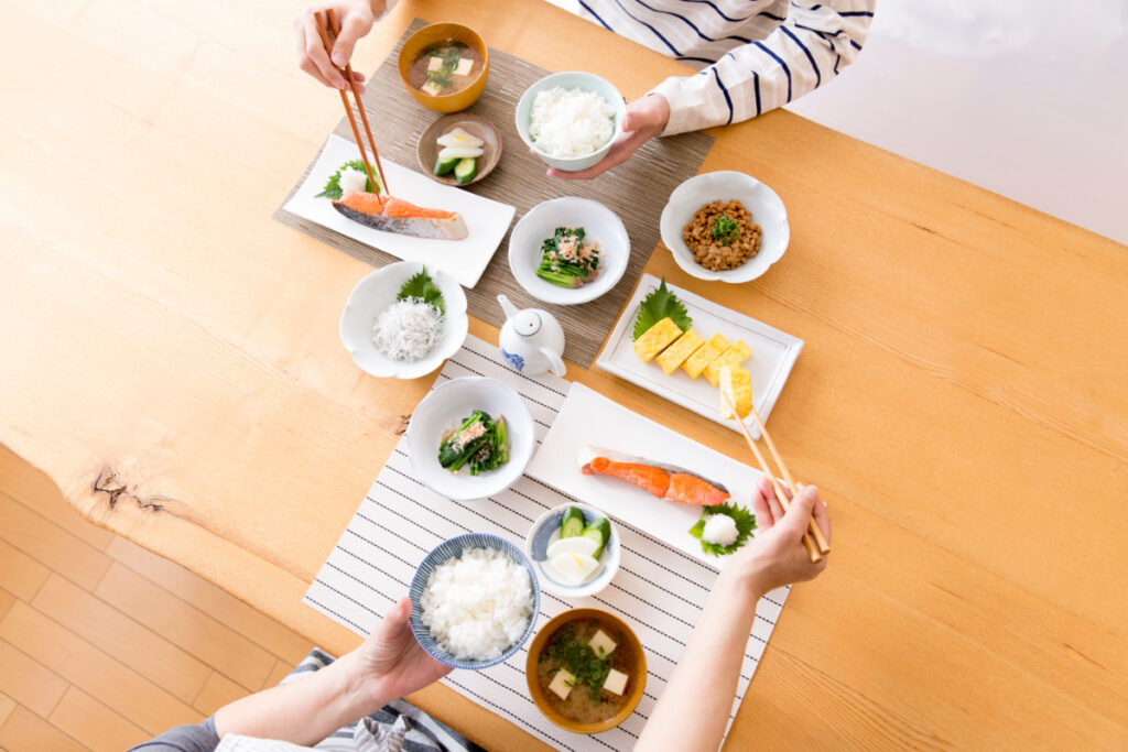 食事をする人