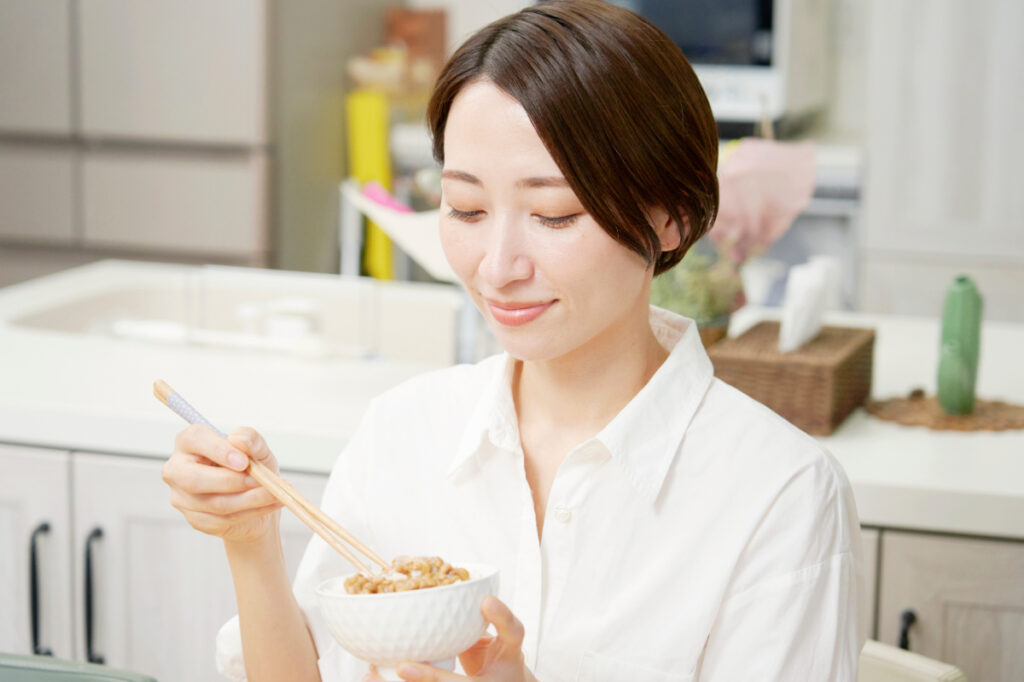 めかぶ納豆を食べる女性