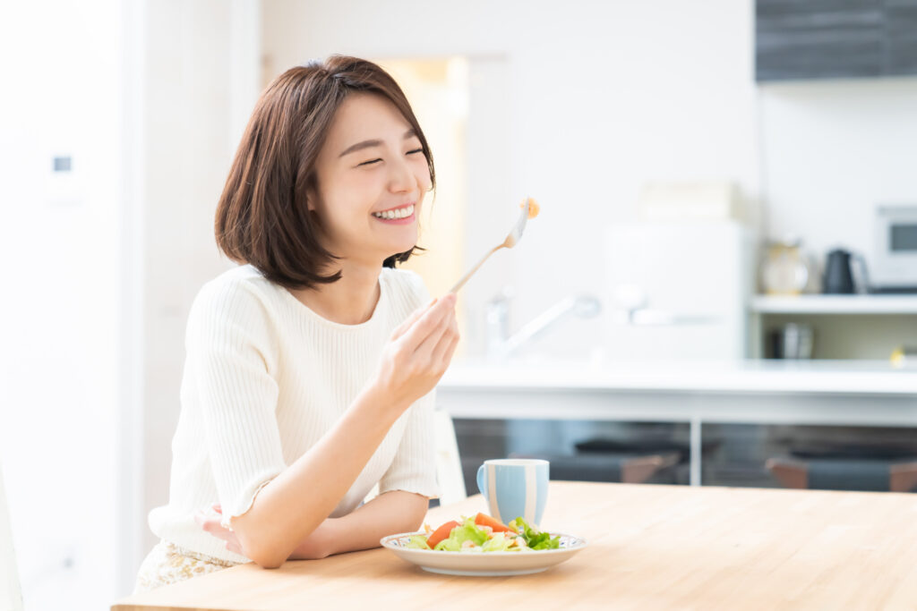 野菜を食べる女性