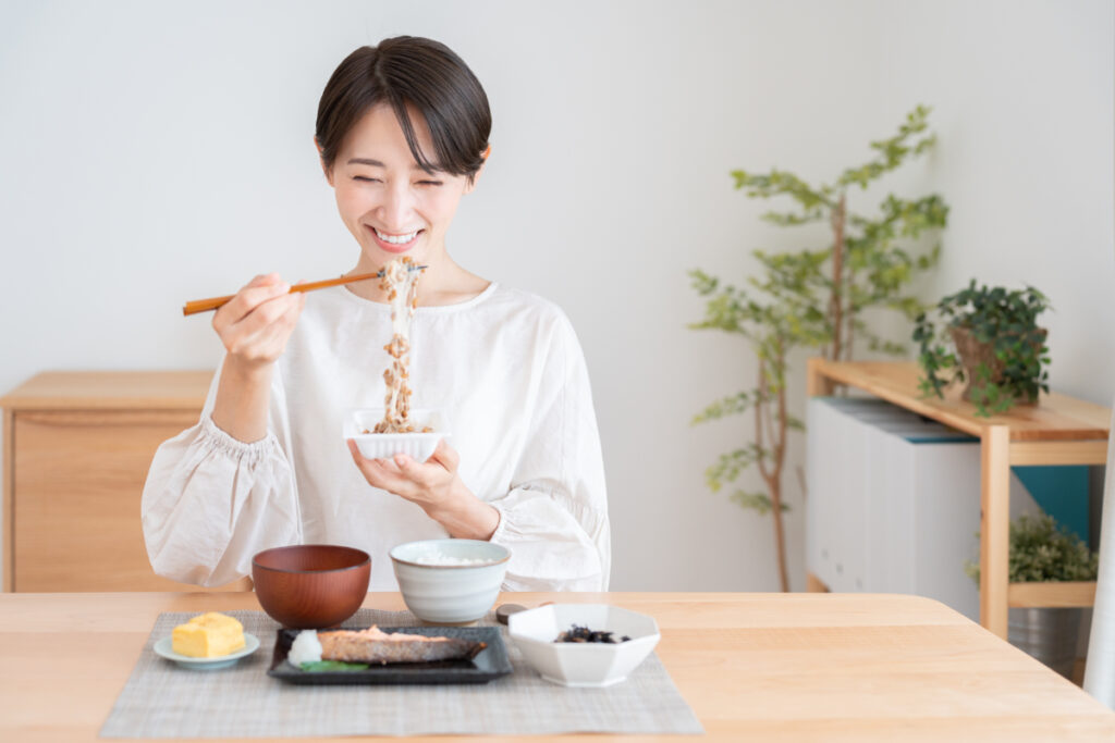 めかぶ納豆を食べる女性