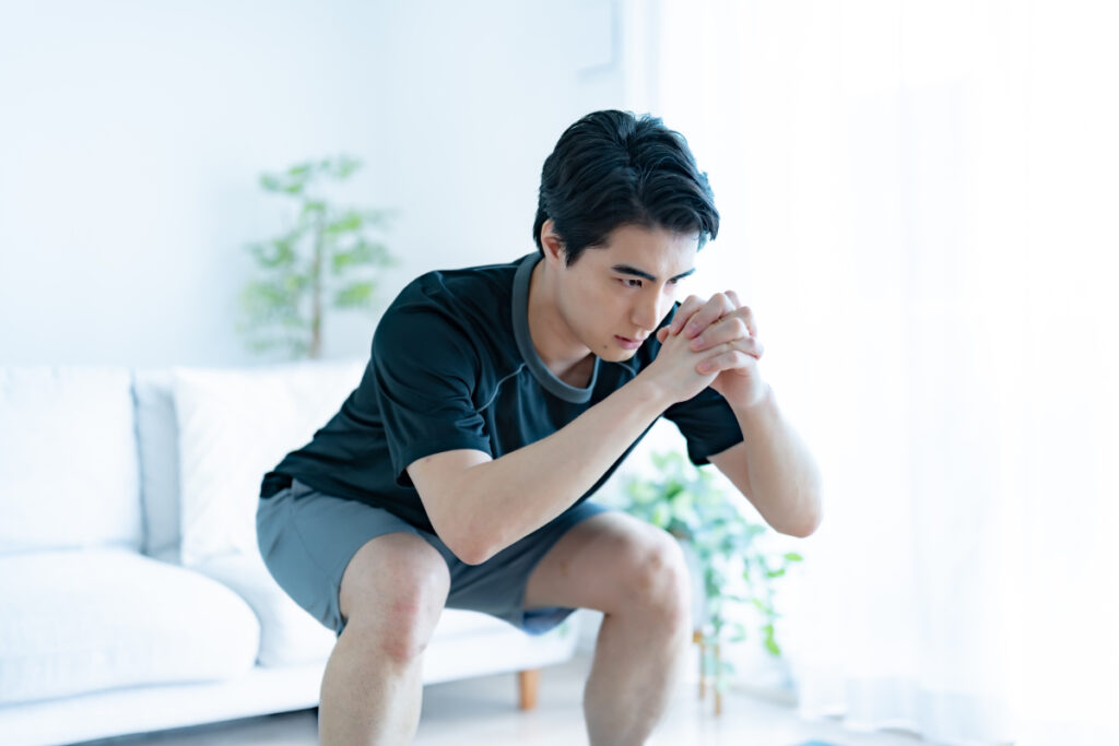 スクワットを行う男性