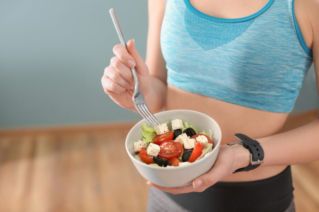 筋トレ終わりに食事をする女性