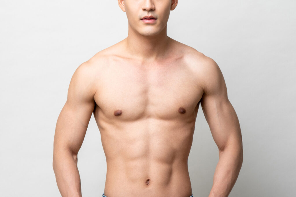 腹筋を見せる男性
