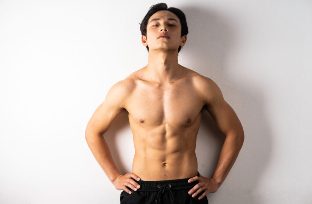 腹筋を見せる男性