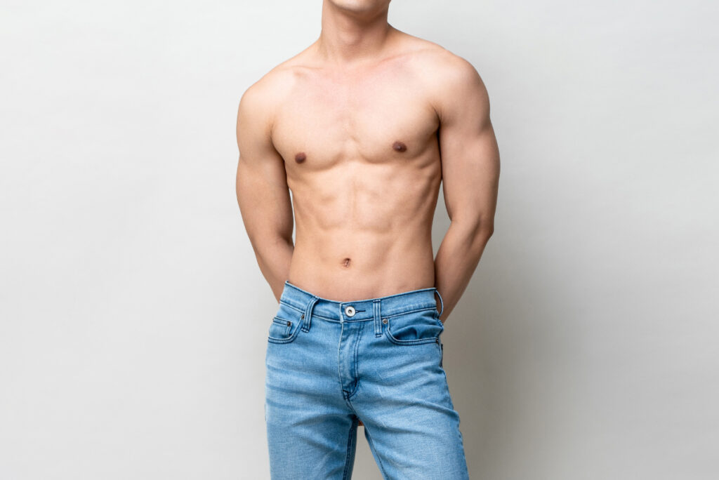腹筋を見せる男性