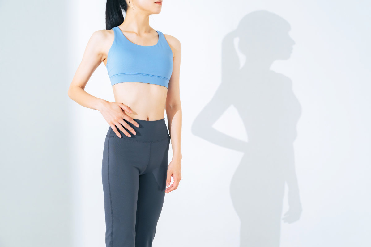 腹筋を見せる女性