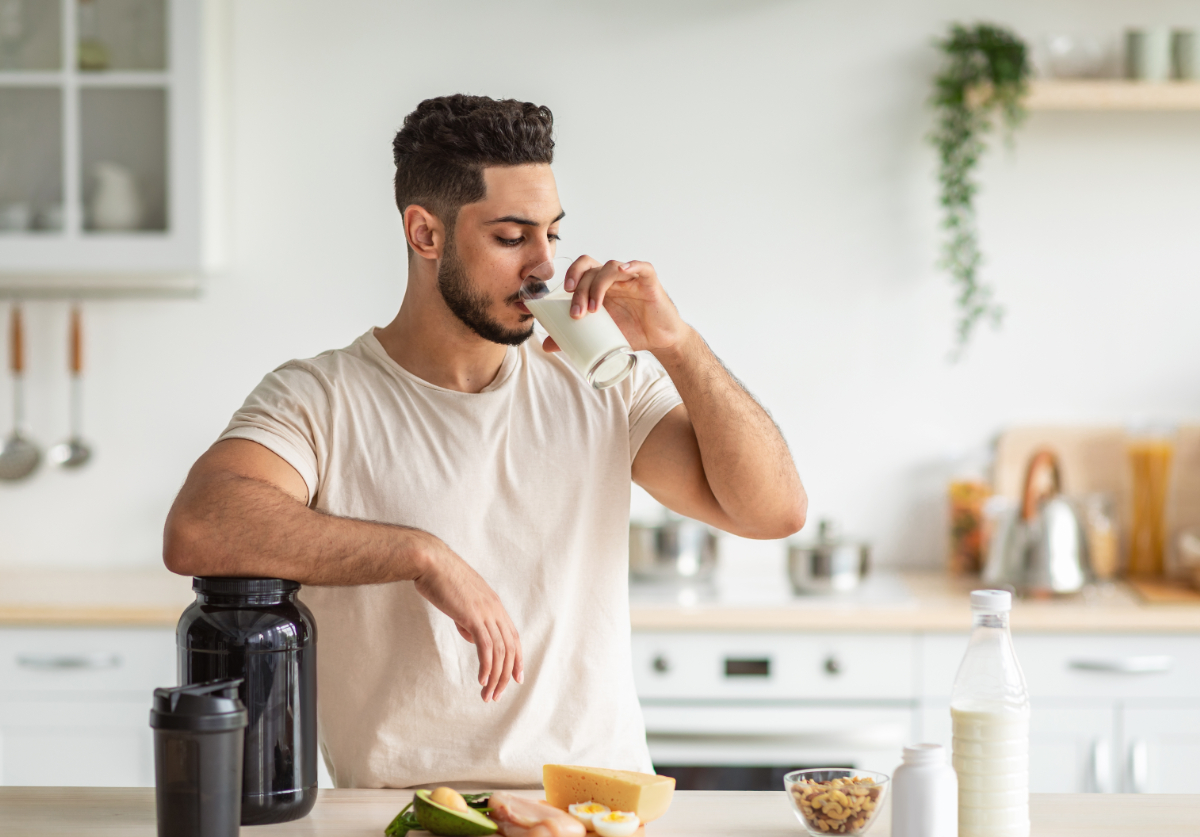筋トレ終わりに食事をする男性