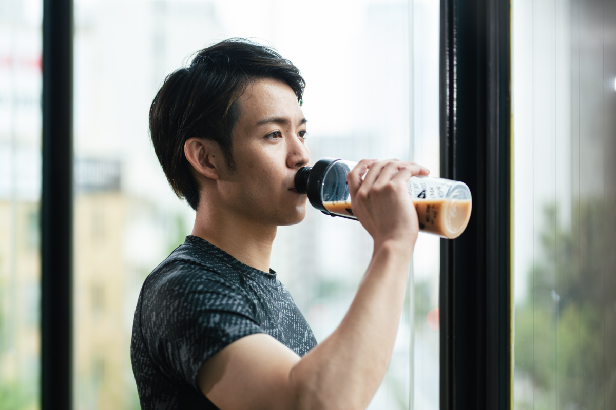 プロテインを飲む男性