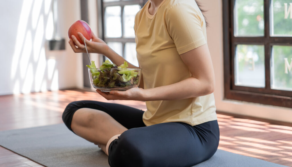 筋トレ後に食事をする女性