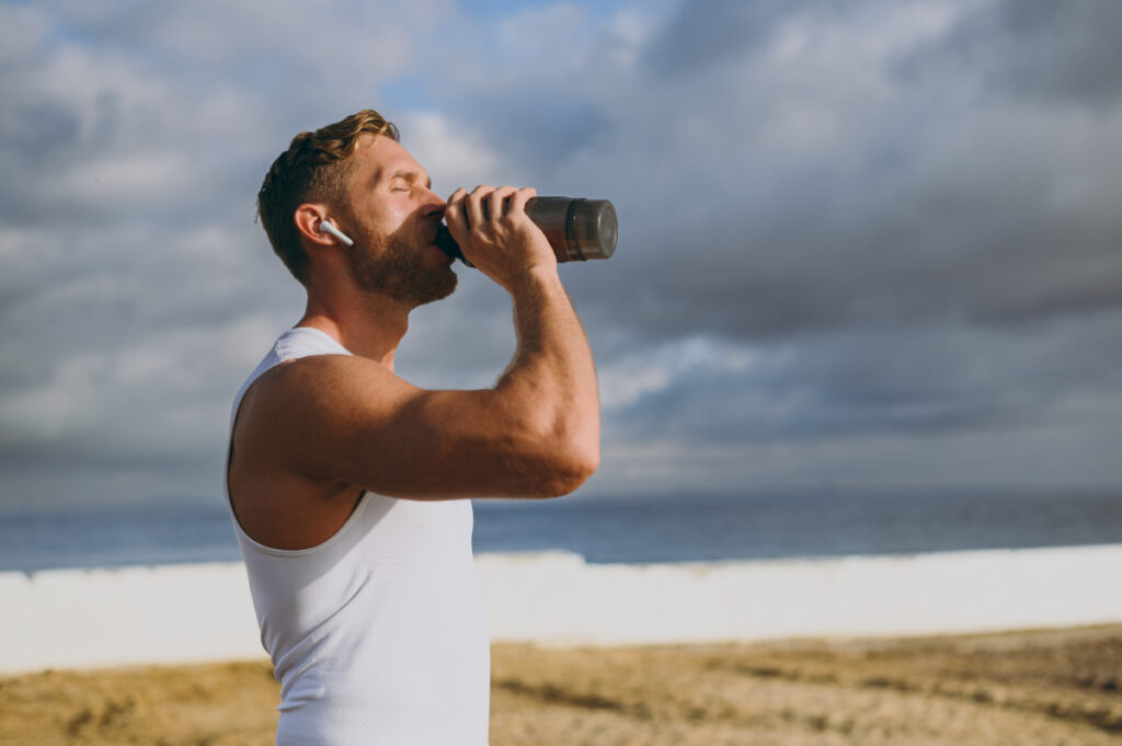 プロテインを飲む男性